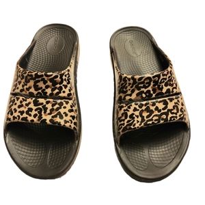 Women's Oofos slide sandal black leopard size 9